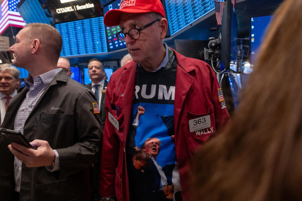 Dow gains 500 points, stocks close near records as Trump holds off on tariffs