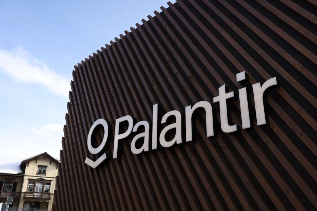 Palantir Stock Pops on Strong Outlook Amid AI Boom