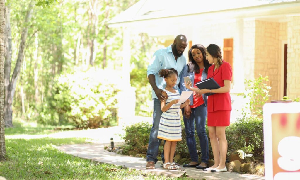 Weekly Mortgage Rates Fall as Buying Season Heats Up