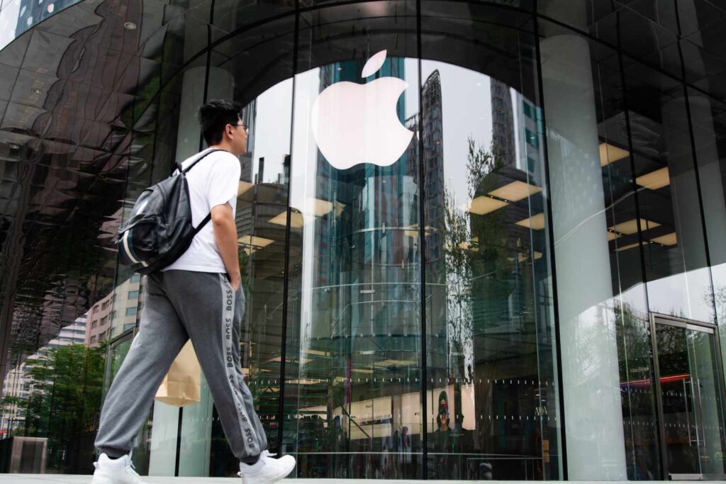 Apple Leads Magnificent 7 Stocks Higher Friday to Cap Off Volatile Week