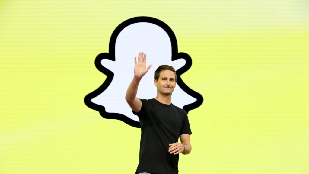 Snap sinks 15% after withholding guidance, citing ad concerns