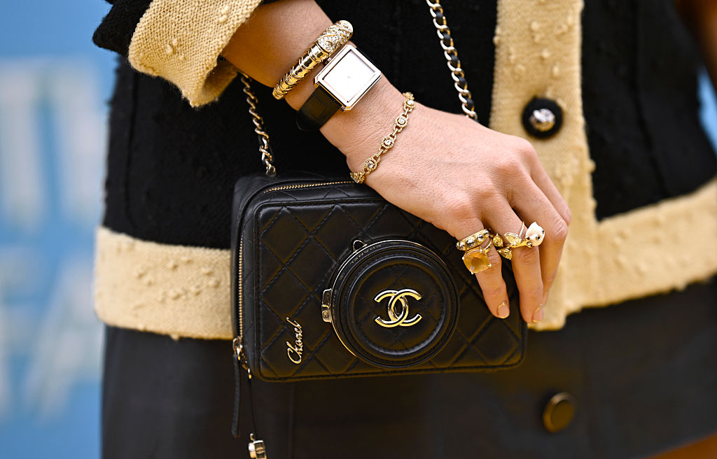 Blake Lively attends the "Another Simple Favour" photocall at the Corinthia Hotel on April 15, 2025 in London, England, wearing a Chanel camera purse and gold jewelry.