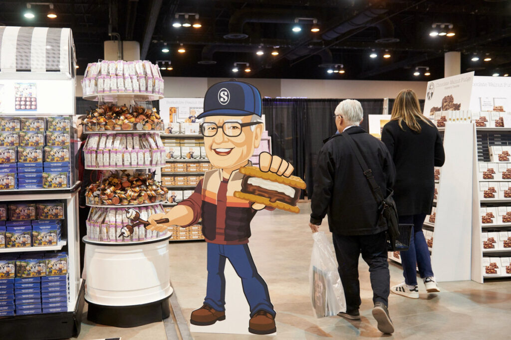 Buffett won't be annual meeting star next year