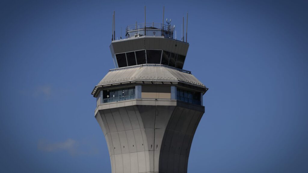 FAA weighs reducing Newark flights after hundreds of disruptions