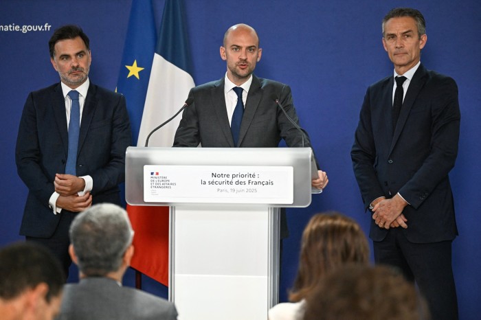 French foreign minister Jean-Noël Barrot (centre)