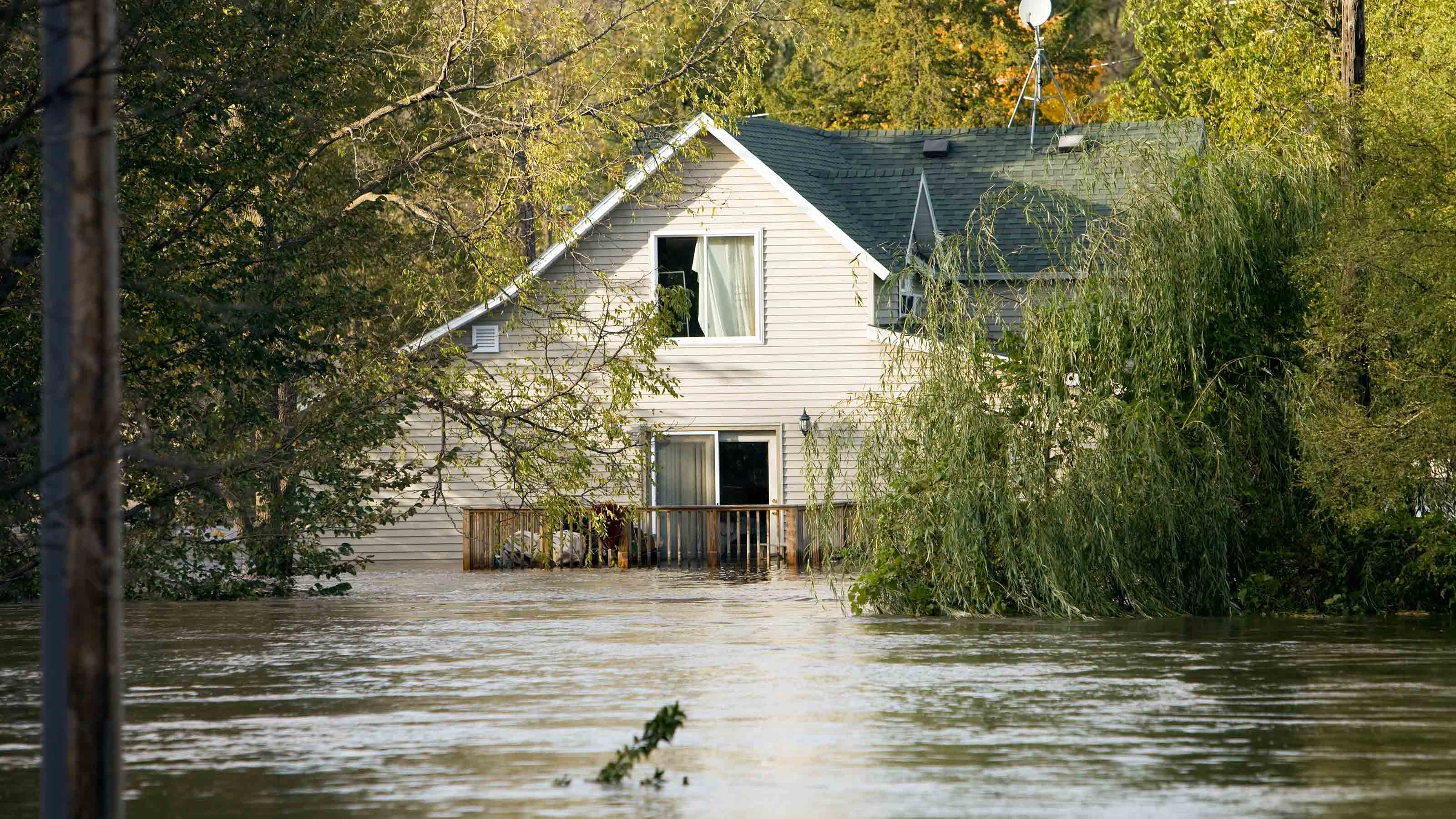 picture of flooding around a house