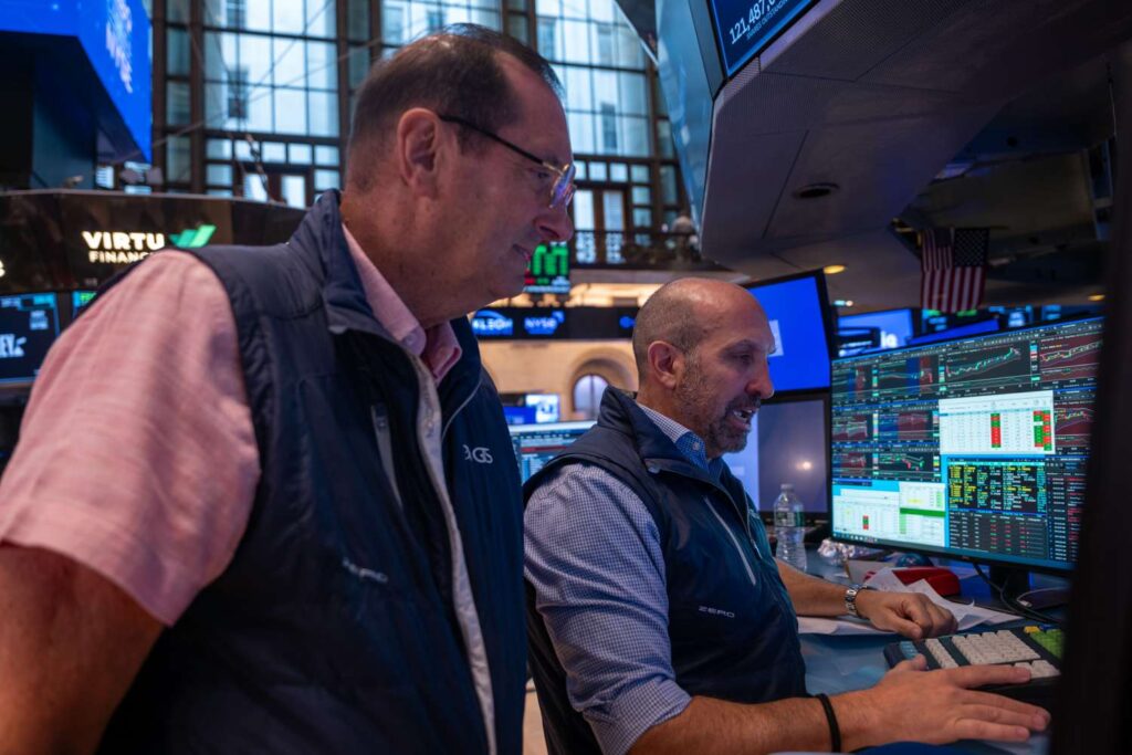 Stocks Retreat From Early Gains as Investors Await Earnings Reports From Apple, Amazon After the Close