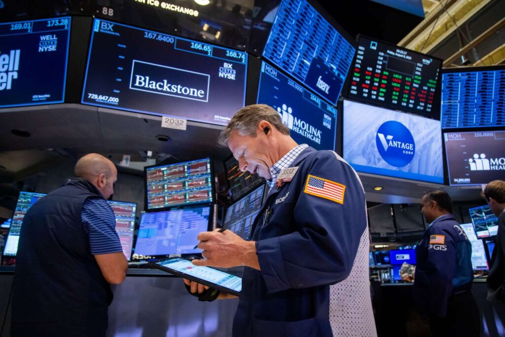 Nasdaq Closes at Record High as Apple Leads Tech Stock Rally; Major Indexes Post Solid Weekly Gains