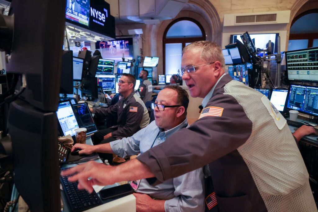 Stocks Close Near Unchanged as Major Indexes Hover Near Record Highs; Retail Sector Earnings on Deck