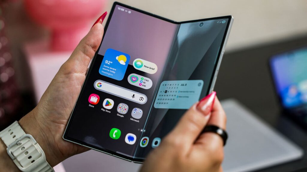 Samsung takes market share from Apple in U.S., foldable phone momentum