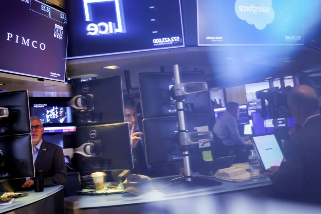 Stock Futures Rise After Losing Week; Gold Hits Record, Dollar Slips Ahead of Government Shutdown Deadline