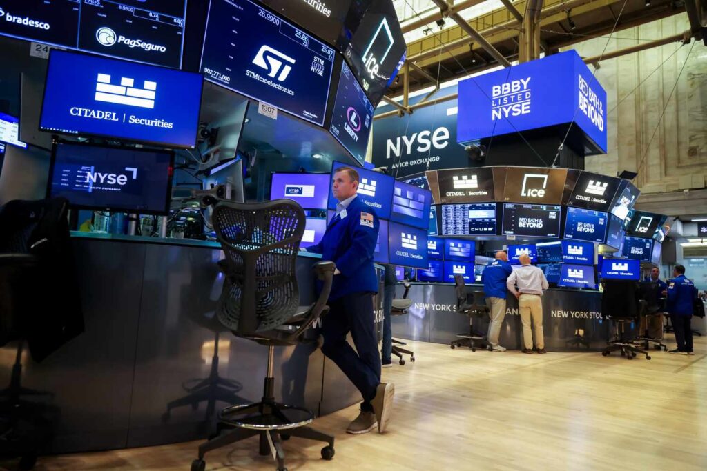 S&P 500, Nasdaq End at Record Highs as Stocks Rebound; Gold Surges Further Past $4,000