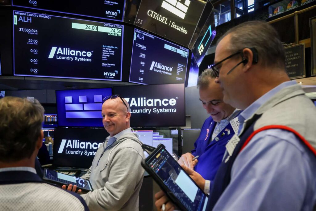 Stock Indexes Rise to End Week; Gold Recrosses $4,000