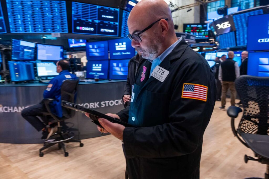 Stocks Close Mostly Lower as China Trade Tensions Outweigh Solid Bank Earnings