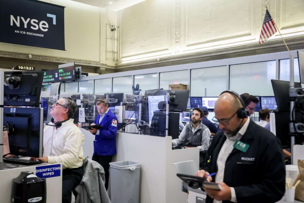 Stock Futures Point to Mixed Open; Safe-Haven Gold Extends Records