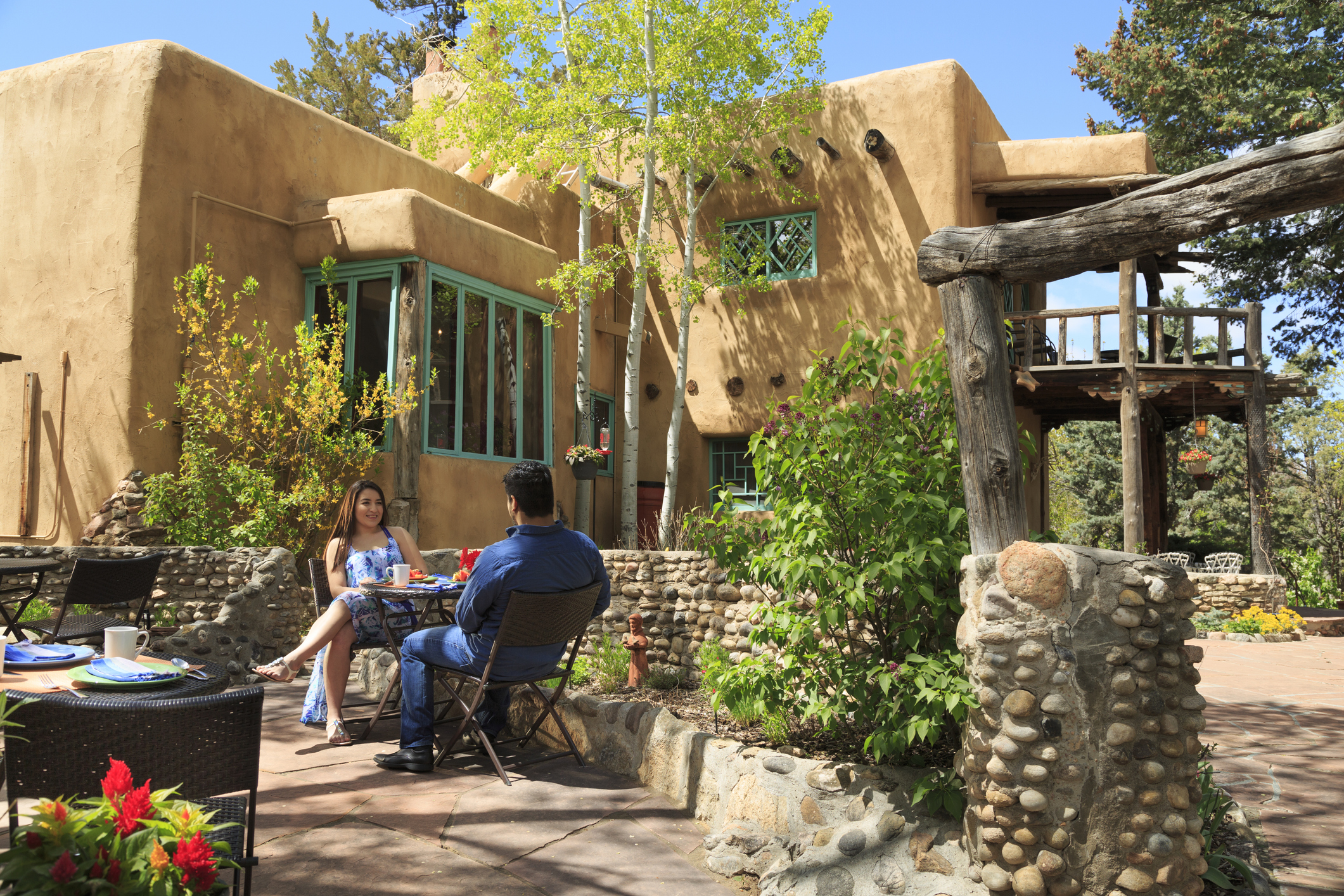 A couple dining outside of a Santa Fe bed and breakfast.