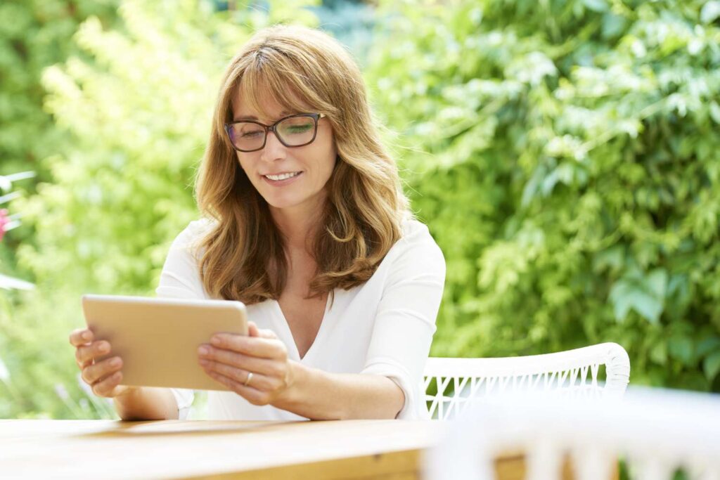 Wish You Could Hold Onto Today’s 4% Savings Rates? Here’s the Trick Savvy Savers Use