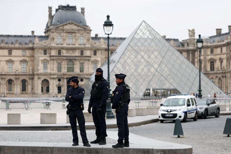 Thieves steal jewels from Louvre in Paris, media reports