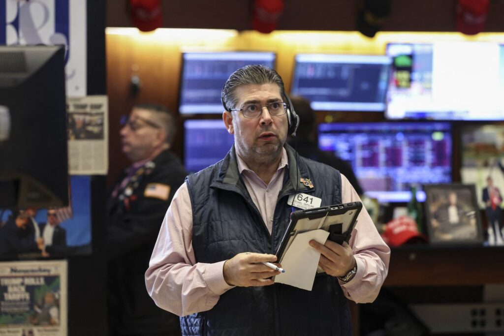 Stock Futures Gain to Begin Holiday-Shortened Week