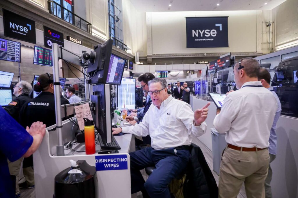 Stock Indexes Slip to Begin December; Big Tech, Crypto-Tied Shares Drop Amid Risk-Off Sentiment