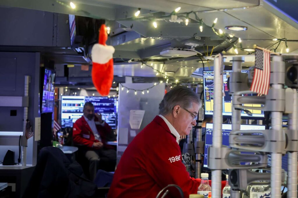 Stock Indexes End Higher for 3rd Straight Session as Tech Shares Continue Advance; Gold, Silver Hit Fresh Record Highs