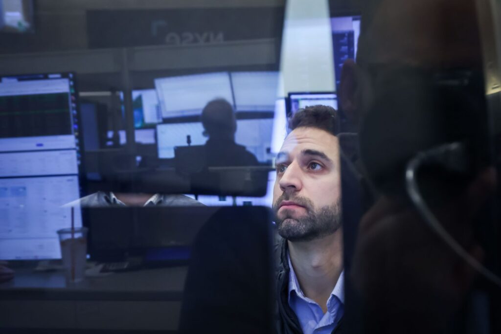 Major Stock Indexes Rise for 4th Straight Session; S&P 500 Poised for Record-High Close; Delayed Q3 GDP Data Beats Expectations