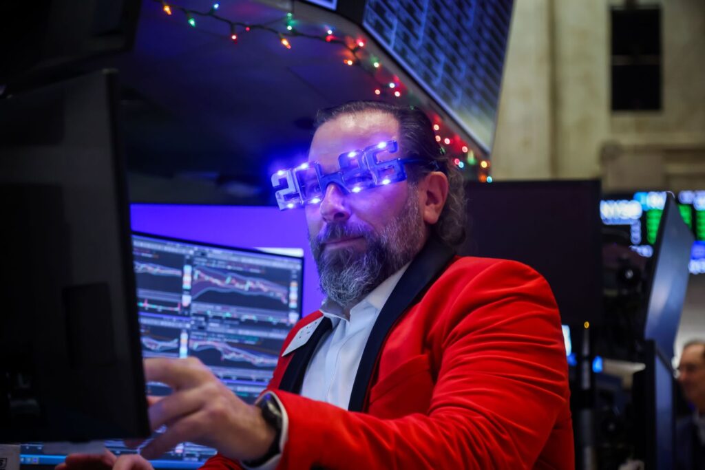 Major Stock Indexes Fall for 4th Straight Session at End of Strong Year