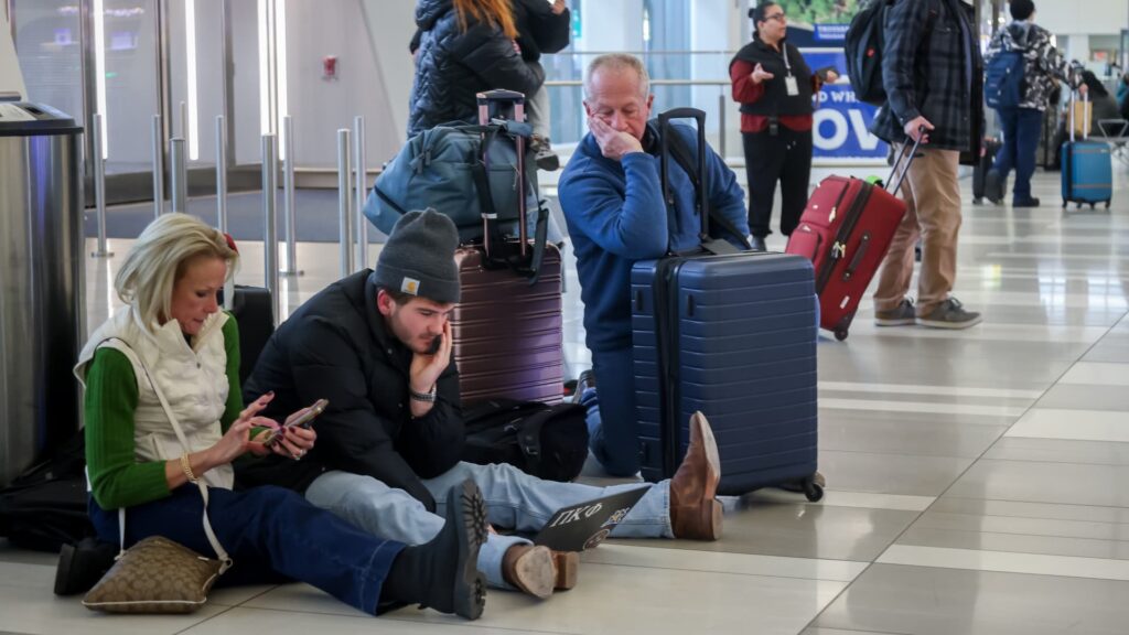 Airlines cancel hundreds of flights for winter storm
