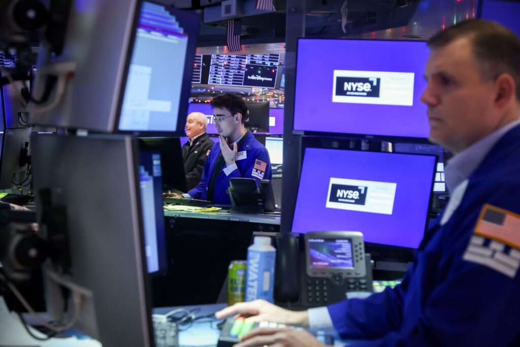 Stock Indexes Mostly Rise; S&P 500, Dow Hit Fresh All-Time Highs; Oil Pulls Back