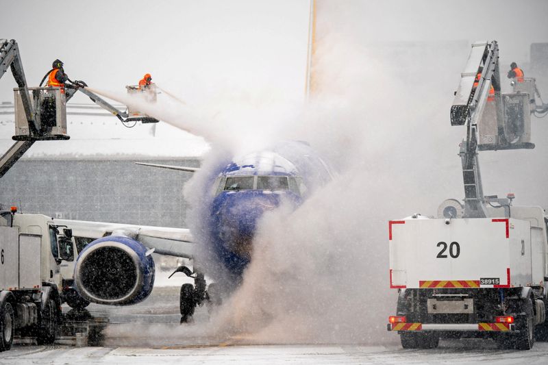 US storm leaves 800,000 without power, forces 10,000 flight cancellations