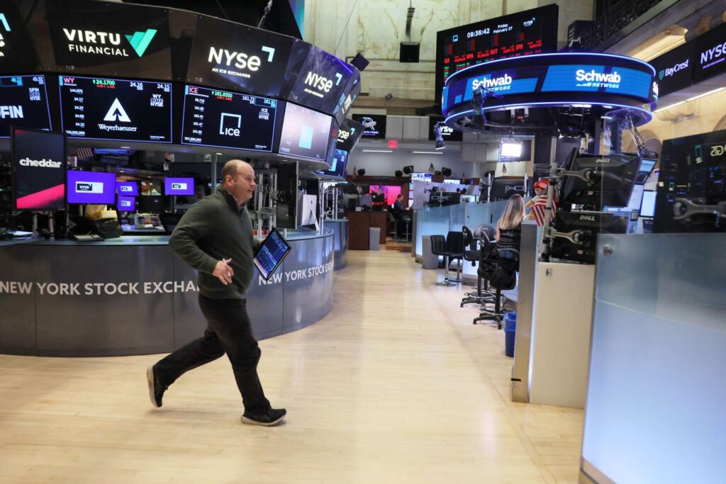 Major Indexes Sink as Oil Prices Extend Surge; Dow Sheds 550 Points
