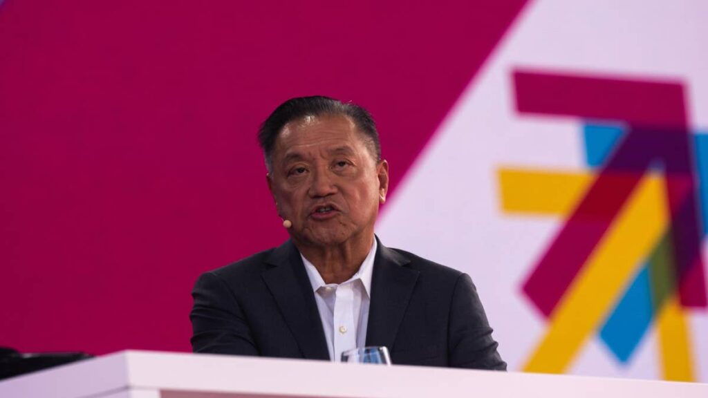 Early Broadcom stock investors now earn 16.8% dividend yield