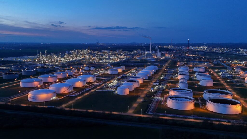 Oil rises as Trump reaffirms deadline for striking Iran's power plants, bridges