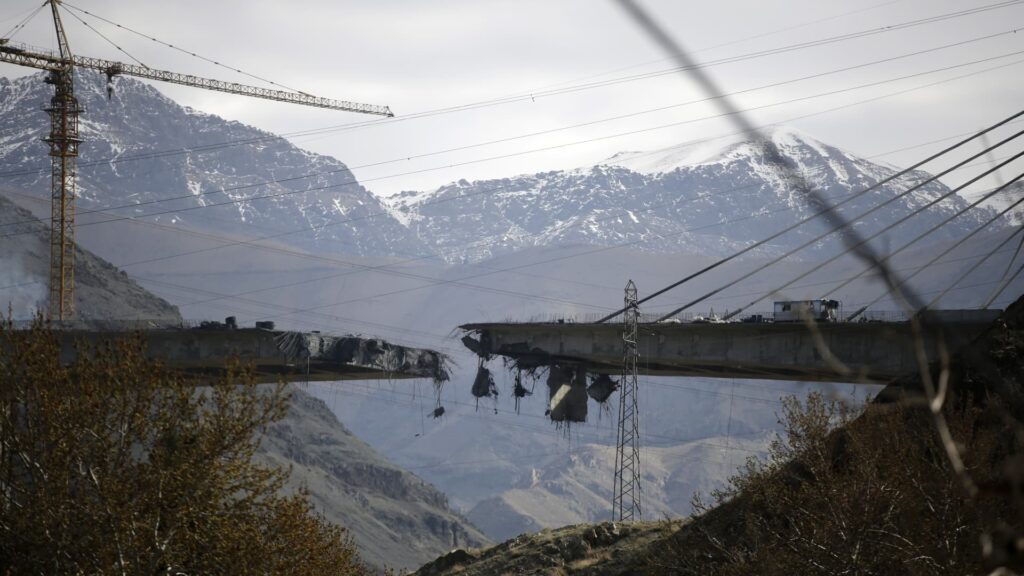 Trump threatens to destroy Iranian infrastructure