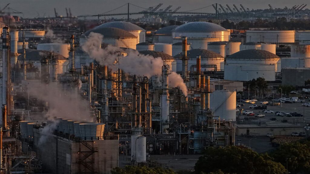 U.S. oil prices fall more than 9% after Trump agrees to suspend attacks on Iran for two weeks