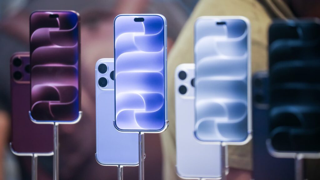 Investors selling Apple on iPhone report are 'stupid as plywood'